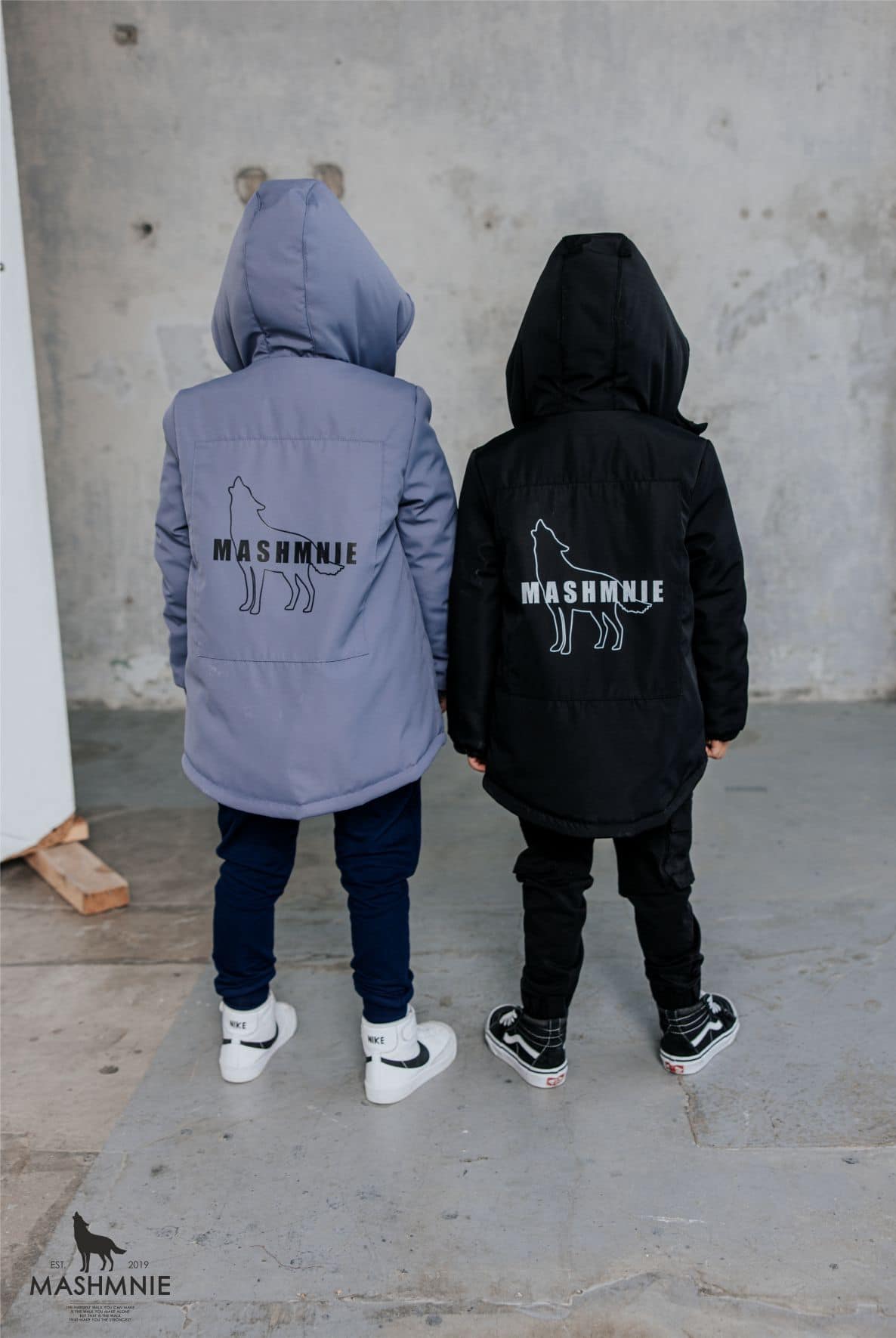 Juoda šilta neperpučiama striukė su vilku