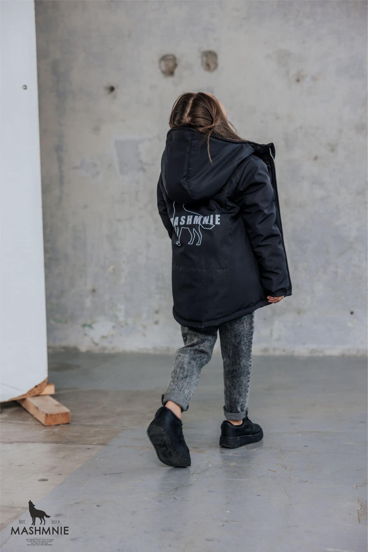 Juoda šilta neperpučiama striukė su vilku2