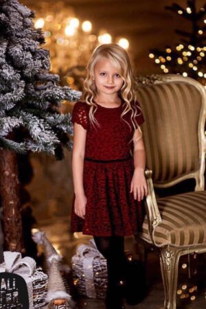 Raudona gipiūrinė suknelė