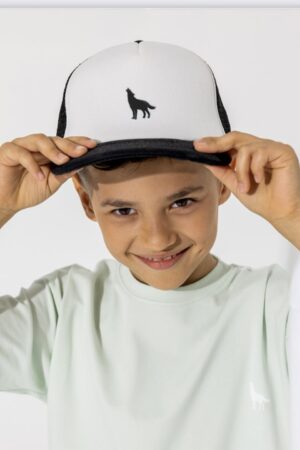 Juoda/balta kepurė su vilku