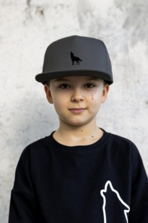 Pilka kepurė su vilku