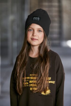 Juoda kilpinio trikotažo kepurė