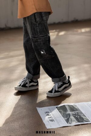 Juodi džinsai su kišenėmis