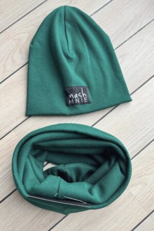 Tamsiai žalia dvigubo trikotažo kepurė su mova