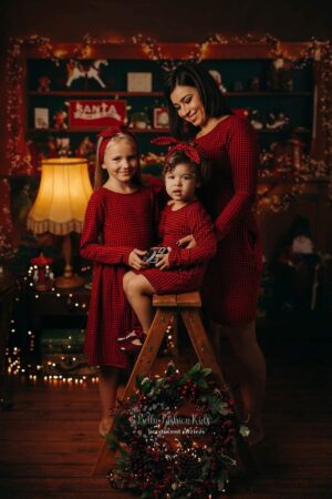 Raudona languota suknelė