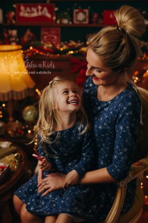 Mėlyna suknelė su blizgiomis snaigėmis