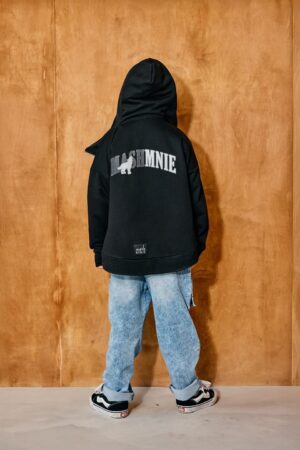 Juodas užsegamas džemperis su vilku